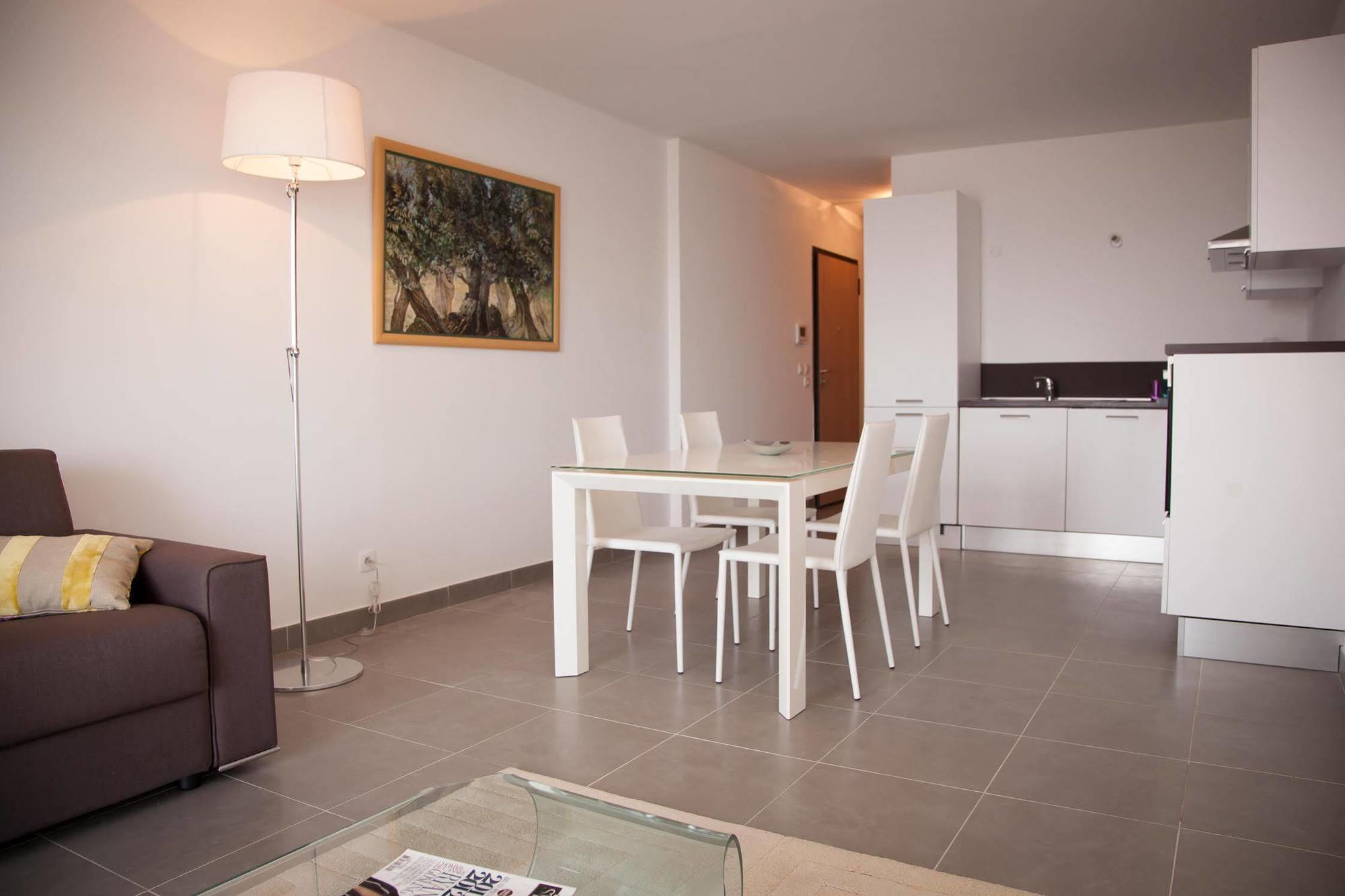 Residence Villa Tyrrenia Макинаджо Екстериор снимка